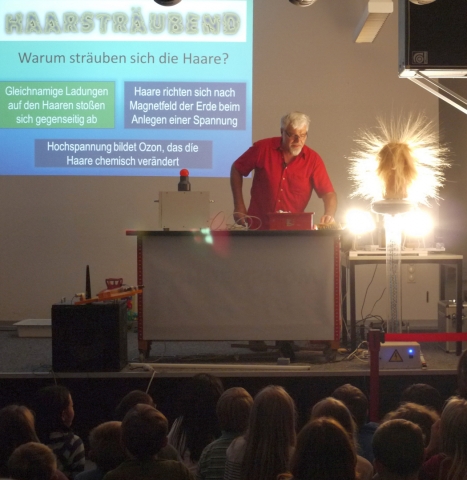 Haarsträubende Hochspannungsversuche in der EXPERIMINTA Haarsträubende Hochspannungsversuche in der EXPERIMINTA