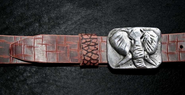Toller Ledergürtel mit Elefanten-Aluschnalle Toller Ledergürtel mit Elefanten-Aluschnalle