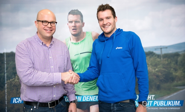 Vertragsunterzeichnung Carsten Unbehaun GF ASICS und Jan Frodeno