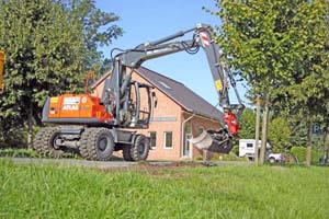 Feinfühliges Arbeiten bei gleichzeitigem Fahren: Bankett-Erneuerung mit dem Atlas 160 W aus dem HKL Feinfühliges Arbeiten bei gleichzeitigem Fahren: Bankett-Erneuerung mit dem Atlas 160 W aus dem HKL