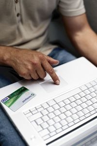 Sicherheit beim Onlineshopping: Anders als bei Bargeld haften Kunden für Betrugsschäden beim Bezahle Sicherheit beim Onlineshopping: Anders als bei Bargeld haften Kunden für Betrugsschäden beim Bezahle
