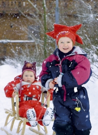 Kinder beim Schlittenfahren Kinder beim Schlittenfahren