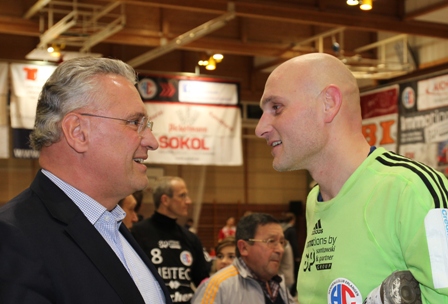 (Foto: hl-studios, Erlangen): Joachim Herrmann gratuliert Andy Bayerschmidt zu seiner tollen Form. (Foto: hl-studios, Erlangen): Joachim Herrmann gratuliert Andy Bayerschmidt zu seiner tollen Form.