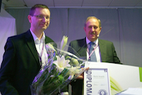 IFS Innovation Award: Alastair Sorbie (re.), CEO von IFS, übergibt Martin Kvapilik die Auszeichnung. IFS Innovation Award: Alastair Sorbie (re.), CEO von IFS, übergibt Martin Kvapilik die Auszeichnung.