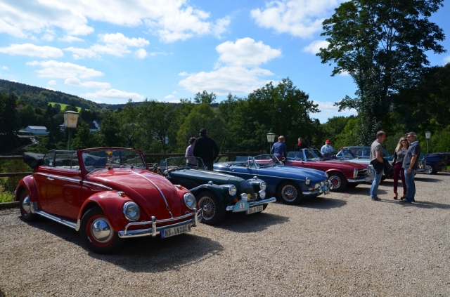 Sanfte Hügel und geschwungene Täler warten mit schönen Landstraßen auf den Oldtimerfreund im niederl Sanfte Hügel und geschwungene Täler warten mit schönen Landstraßen auf den Oldtimerfreund im niederl