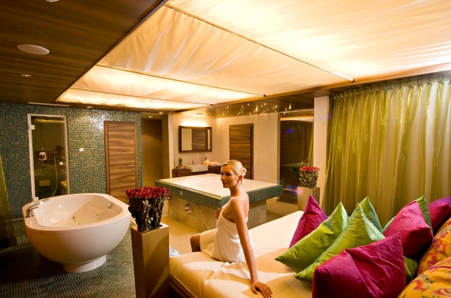 Luxuriös und privat: Gäste können aus 15 Wellness-Suiten mit einer Größe von bis zu 195 Quadratmete Luxuriös und privat: Gäste können aus 15 Wellness-Suiten mit einer Größe von bis zu 195 Quadratmete