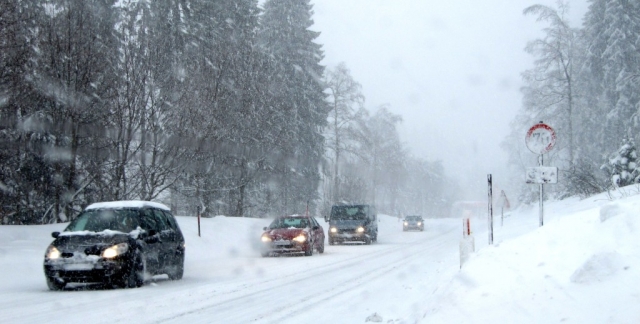Der Winter naht, Eis und Schnee rücken an. Das stellt Autofahrer vor besondere Herausforderungen. Qu