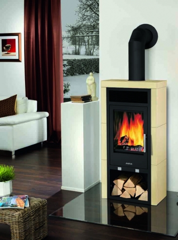 Auch wenn das Feuer längst erloschen ist, bleibt der Wohnraum dank Speicherblock aus Spezialschamott