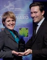 Oculentis Produktmanagerin Katharina Dumke und Marketingleiter Enrico Plessow mit STEP Award 2012