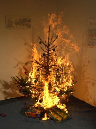 Es kannüberraschend schnell gehen: Weihnachtsbaum in Flammen.