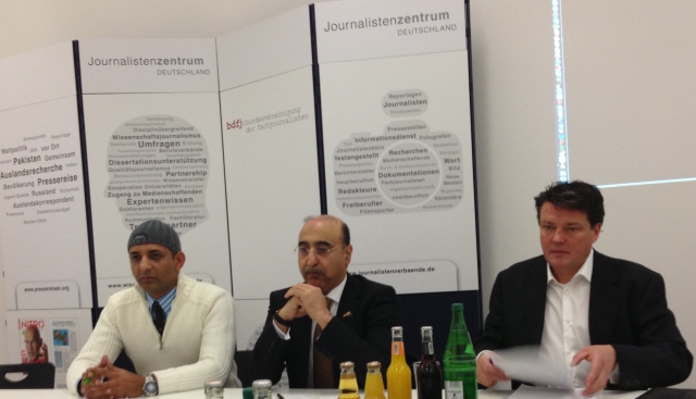 Botschafter Abdul Basit (Mitte)