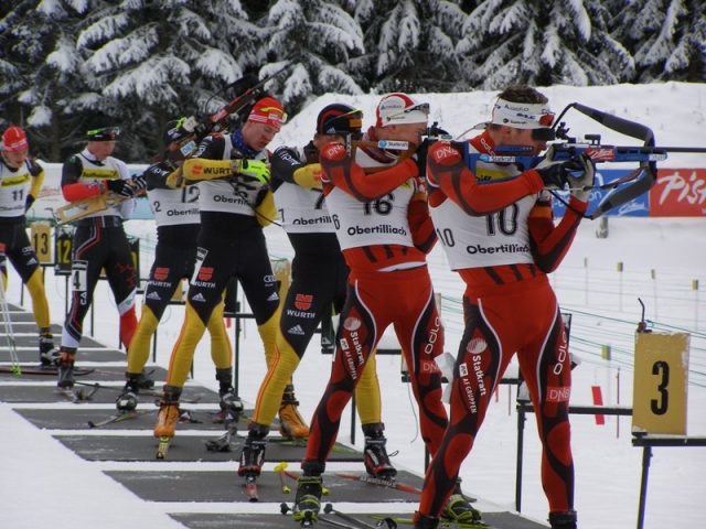 Volle Konzentration: Biathleten auf dem Schießplatz. Volle Konzentration: Biathleten auf dem Schießplatz.