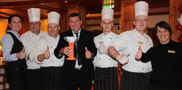 Daumen hoch für das Kinderhotel Oberjoch: Hotel-Direktor Volker Küchler (mit Pokal) und sein Team fr Daumen hoch für das Kinderhotel Oberjoch: Hotel-Direktor Volker Küchler (mit Pokal) und sein Team fr