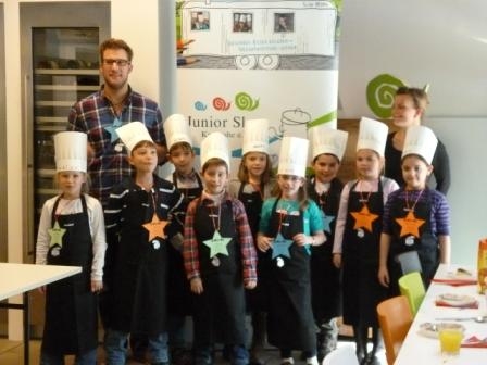 9 Kinder der Schiller-Schule in Ettlingen und ihre Lehrerin kochen mit Sternekoch Sören Anders ein D