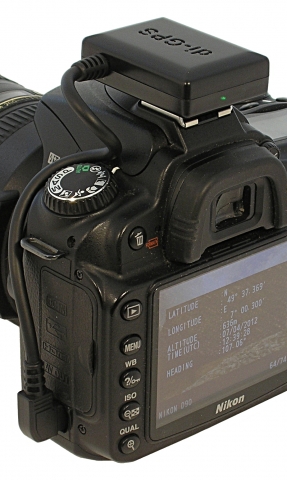 Dawntech Geotagger GPS mit Kompass auf Nikon-Kamera