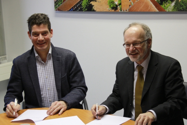 Vertragsunterzeichnung: Prof. Dr. Gerhard Kreutz (rechts) und Michael Wesener-Roth (links) Vertragsunterzeichnung: Prof. Dr. Gerhard Kreutz (rechts) und Michael Wesener-Roth (links)
