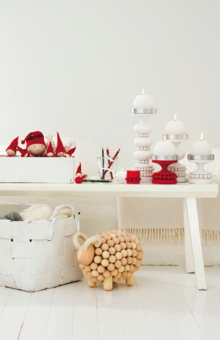 Trendige Weihnachtsdeko aus Holz von Aarikka via www.qiphome.com