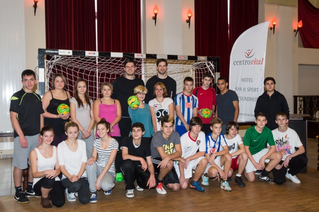 Die Füchse Evgeni Pevnov (li.) und Mark Bult (re.) mit Mädchen und Jungen der Wolfgang-Borchert-Ober Die Füchse Evgeni Pevnov (li.) und Mark Bult (re.) mit Mädchen und Jungen der Wolfgang-Borchert-Ober