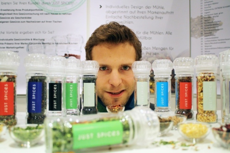 Gewürzspezialist und Gründer Florian Falk mit den individuellen Gewürzmühlen. Gewürzspezialist und Gründer Florian Falk mit den individuellen Gewürzmühlen.