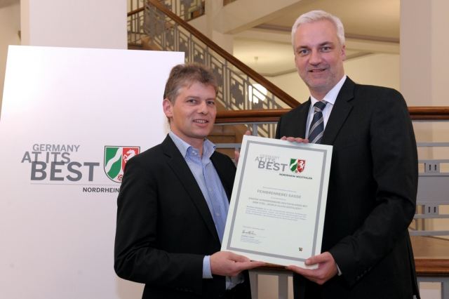 Rüdiger Sasse erhält Auszeichnung aus Hand von NRW-Wirtschaftsminister Garrelt Duin