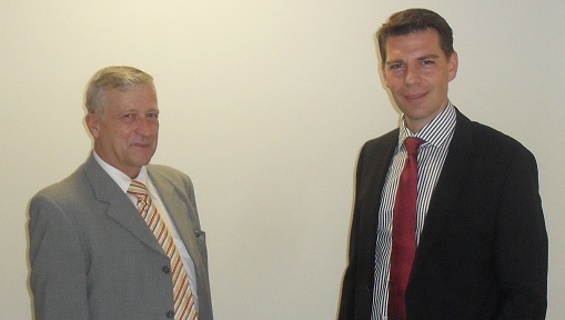 axanta AG vermittelt Luftfahrtdienstleister D.A.L.: Der Verkäufer Hartmut Gonschorek (links) und der axanta AG vermittelt Luftfahrtdienstleister D.A.L.: Der Verkäufer Hartmut Gonschorek (links) und der