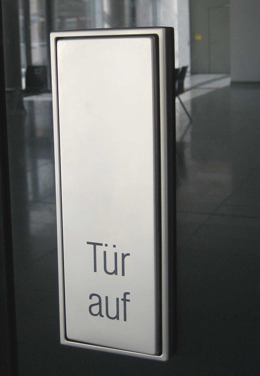 Schaltersystem LS 990 von Jung: Großflächentaster in Edelstahl. (Foto: Prinzing Elektrotechnik GmbH) Schaltersystem LS 990 von Jung: Großflächentaster in Edelstahl. (Foto: Prinzing Elektrotechnik GmbH)