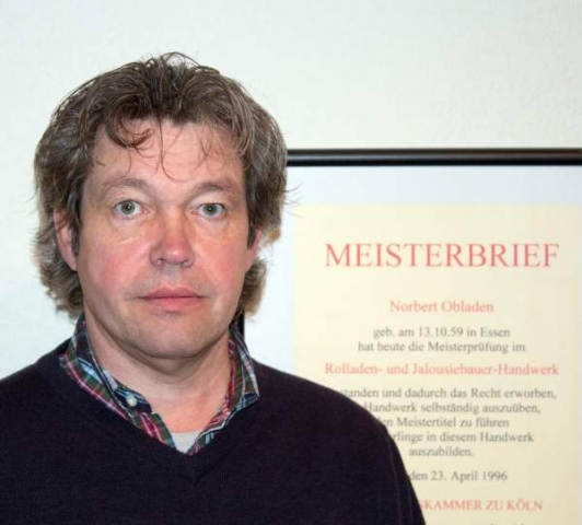 Norbert Obladen repariert undichte Fenster und hilft beim Energiesparen.