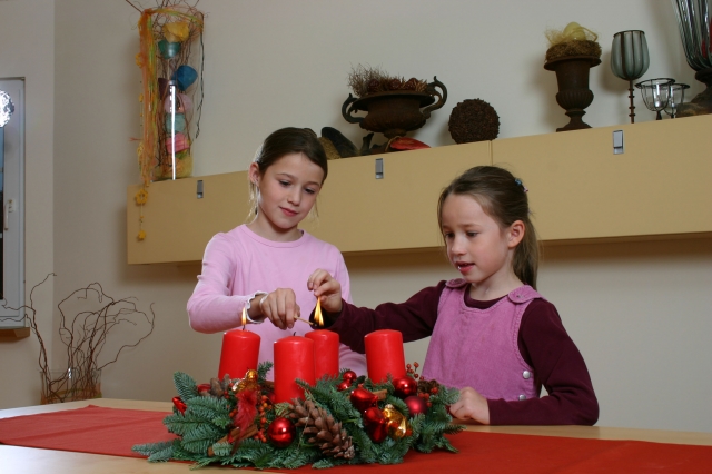 Ob Adventskranz oder Weihnachtsbaum, jede brennende Kerze ist eine kleine Feuerstelle und damit eine Ob Adventskranz oder Weihnachtsbaum, jede brennende Kerze ist eine kleine Feuerstelle und damit eine