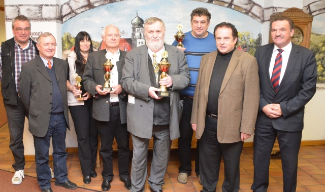 Der Prager Schach-Professor Josef Pribyl (5.v.l.) gewann das 15. Senioren-Schach-Open Bad Griesbach 
