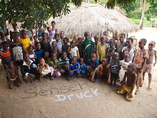 Ein kleines Dankeschön für Senser Druck von den Kindern aus Fokpu Ein kleines Dankeschön für Senser Druck von den Kindern aus Fokpu