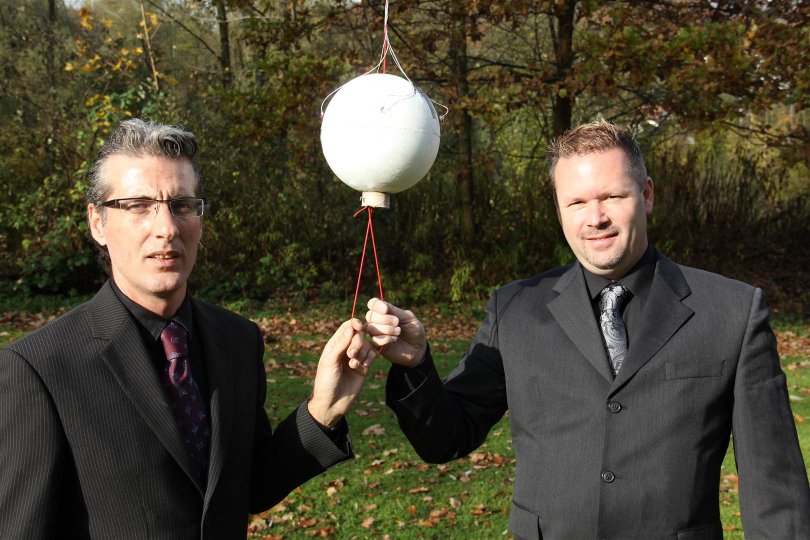 S.Belfiglio & S.Gravschitz mit der Asche-Kapsel, angehängt an einem Wetterballon S.Belfiglio & S.Gravschitz mit der Asche-Kapsel, angehängt an einem Wetterballon