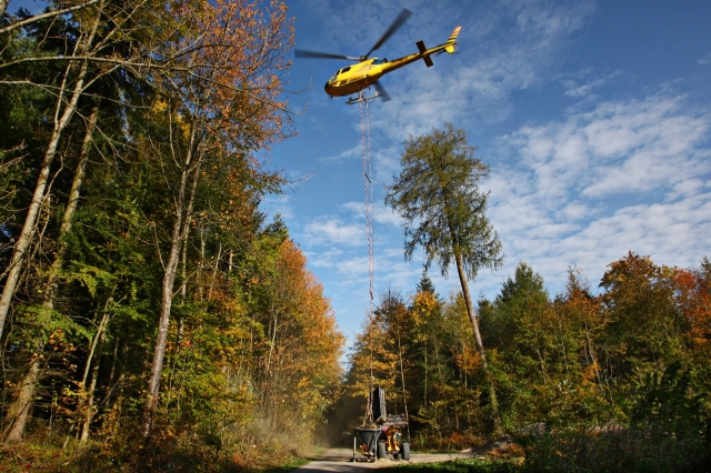 Waldkalkungen sind ein bewährtes Rezept zur Gesundung der Wälder. Hier im Bild ist die Befüllung ein