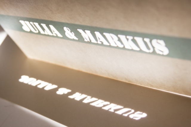 Beim Lasercut-Verfahren werden per Laserstrahl Motive ins Papier eingearbeitet.