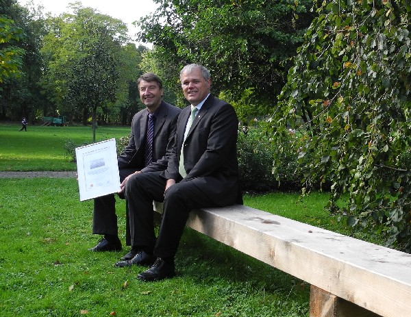 Rolf Rubsamen mit Echtheitszertifikat, Senator h.c. Gerhard R. Daiger/Foto: Dr. Walser Dental