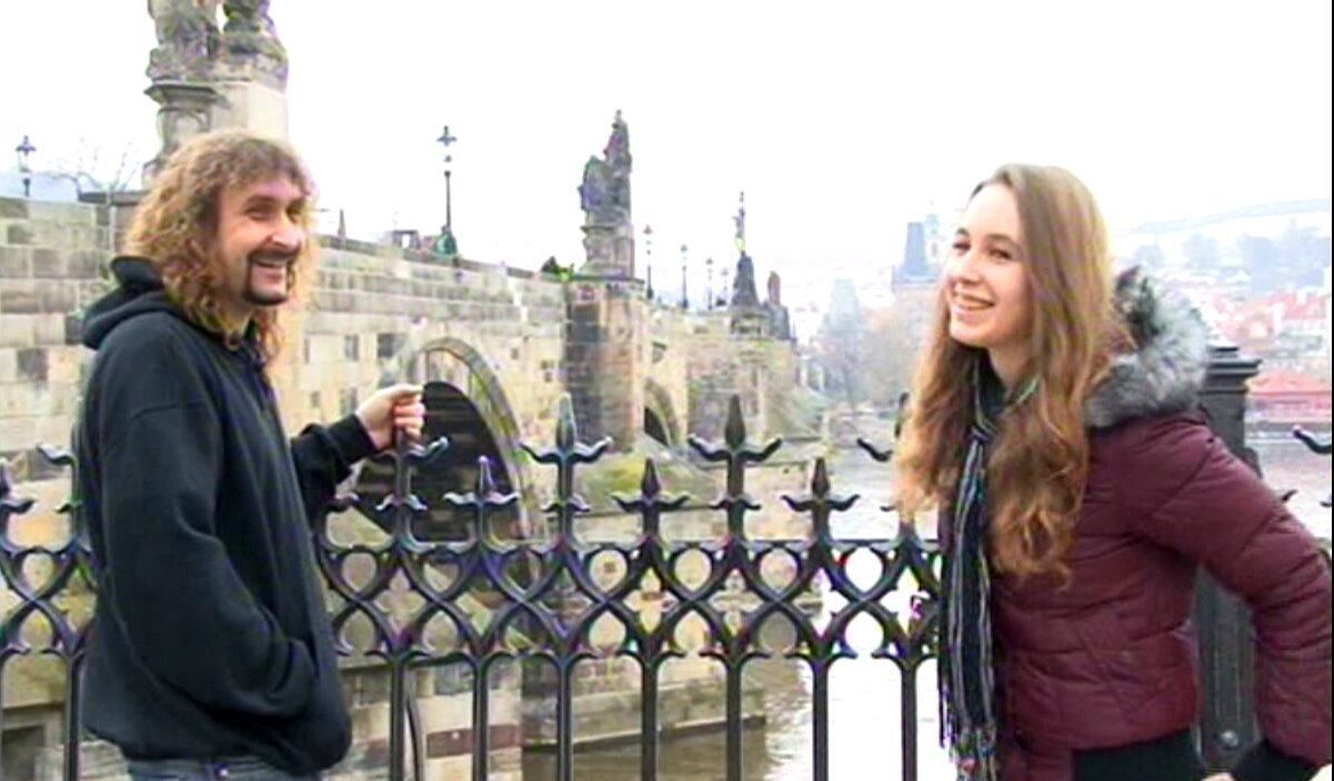 Denny Schönemann und Jana Seidlova während der Drehpause am Set in Prag