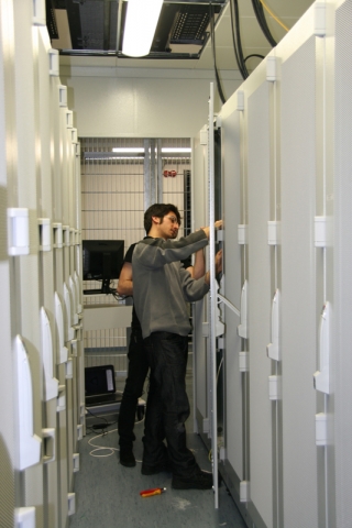 IT-Personal von noris network beim Einbau eines Servers IT-Personal von noris network beim Einbau eines Servers