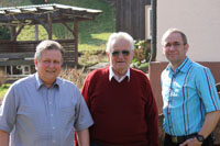 Pfr. Detlef Krause (l.) und Martin Auch (r.) von der Liebenzeller Mission gratulieren Ernst Vatter.