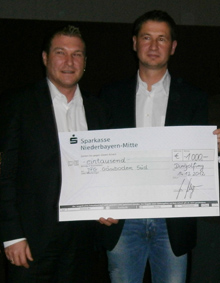Spendenübergabe: Robert Bayer (links) übergibt einen Scheck an Marco Sagmeister (rechts)