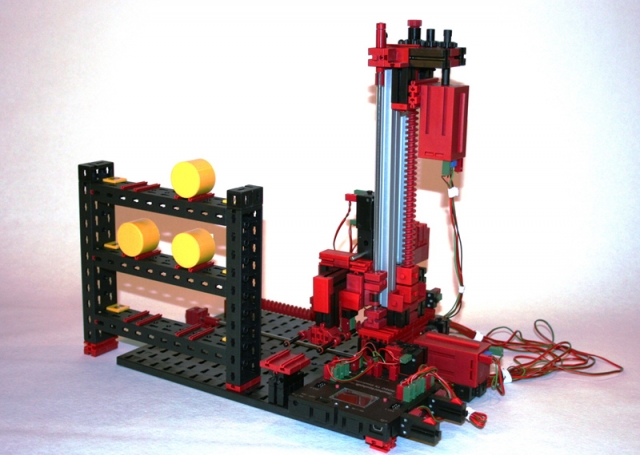 Blickfang am Stand: ein Regallager aus fischertechnik Blickfang am Stand: ein Regallager aus fischertechnik