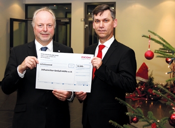 Symbolische Scheckübergabe: Uwe Jungk, CEO von Ricoh Deutschland (links), und Ralf Sick, Bereichslei Symbolische Scheckübergabe: Uwe Jungk, CEO von Ricoh Deutschland (links), und Ralf Sick, Bereichslei