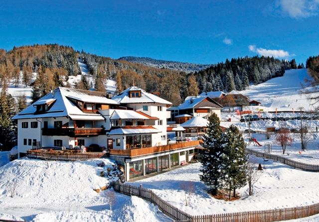 Das Bergotel zum Zirm liegt direkt an der Talstation der modernen Kabinenbahn zum Rittner Horn. Der Das Bergotel zum Zirm liegt direkt an der Talstation der modernen Kabinenbahn zum Rittner Horn. Der