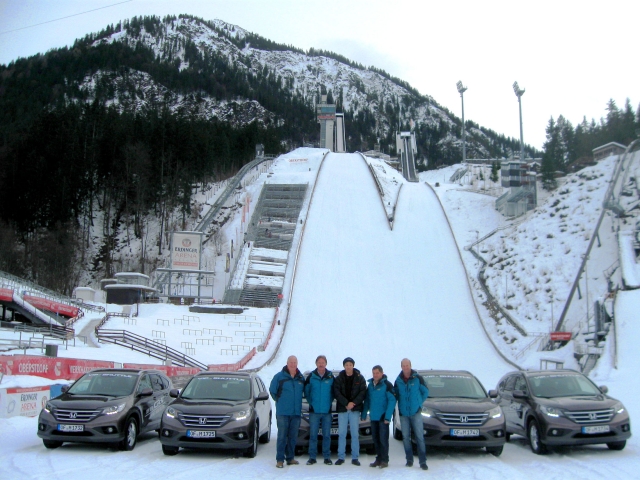 Bei der Fahrzeugübergabe, von links: Dr. Peter Kruijer (Oberstdorf),  Alfons Schranz (Innsbruck), Ka