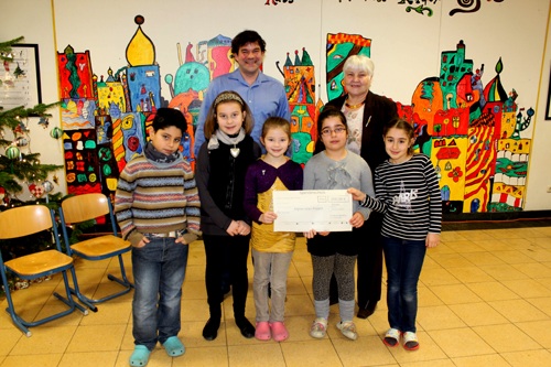 Schulleiter Jan Schimmel und Kinder der Katholischen Grundschuler St. Bonifatius, Düren, überreichte Schulleiter Jan Schimmel und Kinder der Katholischen Grundschuler St. Bonifatius, Düren, überreichte