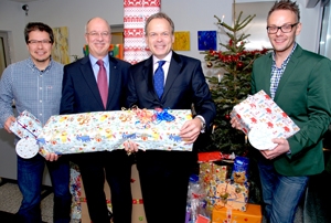 Die Wertgarantie-Geschäftsleitung (links Thomas Schröder, rechts Hartmut Waldmann) freut sich mit de