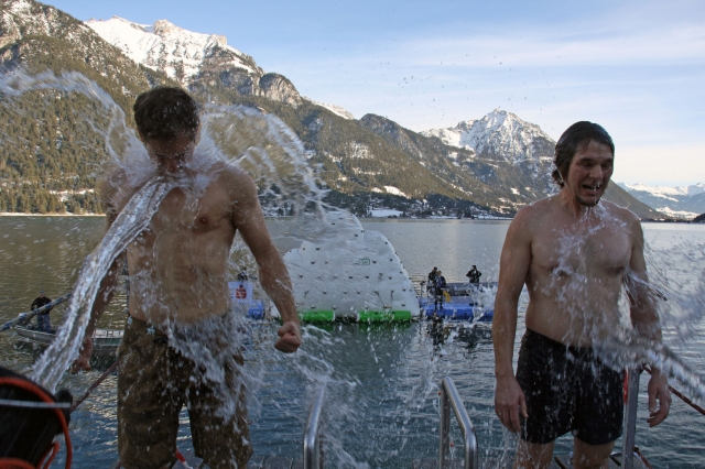 Getreu dem Motto?feel the frost? kämpften die wagemutigen Schwimmer (und Schwimmerinnen!) um das Pre Getreu dem Motto?feel the frost? kämpften die wagemutigen Schwimmer (und Schwimmerinnen!) um das Pre
