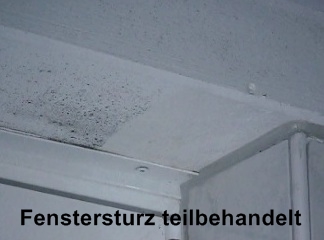 Schimmelbefall am Fenstersturz, teilgereinigt Schimmelbefall am Fenstersturz, teilgereinigt