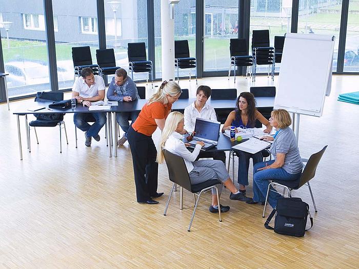 Betreuungsqualität durch Klassengröße und intensive Beratung durch Fernlehrer sichern Betreuungsqualität durch Klassengröße und intensive Beratung durch Fernlehrer sichern