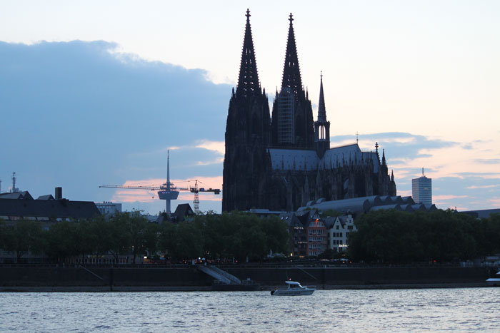 Motorboot mit 115 PS vor dem Dom in Köln Motorboot mit 115 PS vor dem Dom in Köln