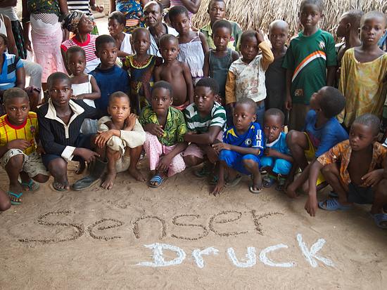 Kinder aus Fokpo sagen Danke zum Engagement von Senser Druck Kinder aus Fokpo sagen Danke zum Engagement von Senser Druck