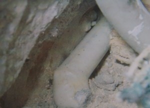 Niederfrequenzsender hinter Wandverkleidung versteckt.© Detektive Kocks GmbH